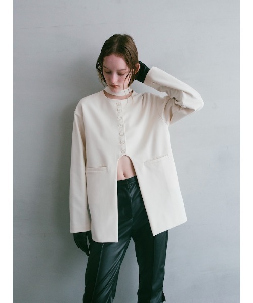 ILANIS（イラニス）の「Quiet Collarless Choker Jacket（ノーカラージャケット・レディース・アイボリー/ブラック・FREE）」の3枚目の写真