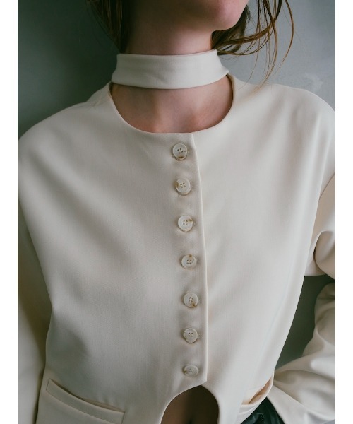 ILANIS（イラニス）の「Quiet Collarless Choker Jacket（ノーカラージャケット・レディース・アイボリー/ブラック・FREE）」の6枚目の写真