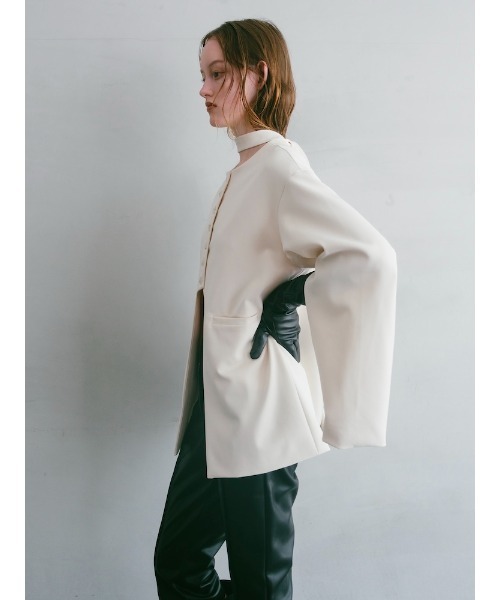 ILANIS（イラニス）の「Quiet Collarless Choker Jacket（ノーカラージャケット・レディース・アイボリー/ブラック・FREE）」の9枚目の写真
