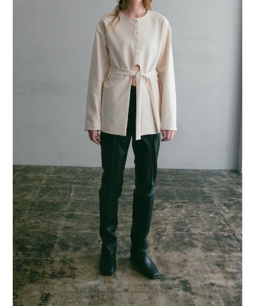 ILANIS（イラニス）の「Quiet Collarless Choker Jacket（ノーカラージャケット・レディース・アイボリー/ブラック・FREE）」の10枚目の写真