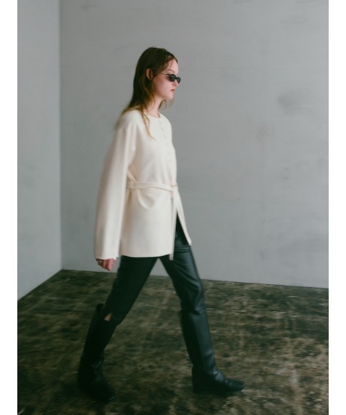 ILANIS（イラニス）の「Quiet Collarless Choker Jacket（ノーカラージャケット・レディース・アイボリー/ブラック・FREE）」の12枚目の写真