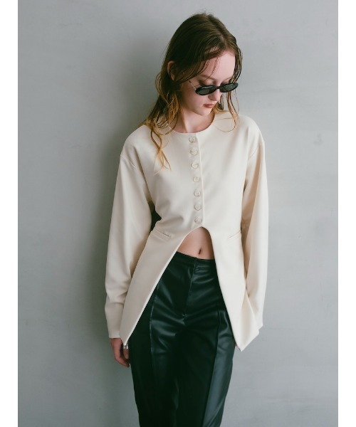ILANIS（イラニス）の「Quiet Collarless Choker Jacket（ノーカラージャケット・レディース・アイボリー/ブラック・FREE）」の13枚目の写真