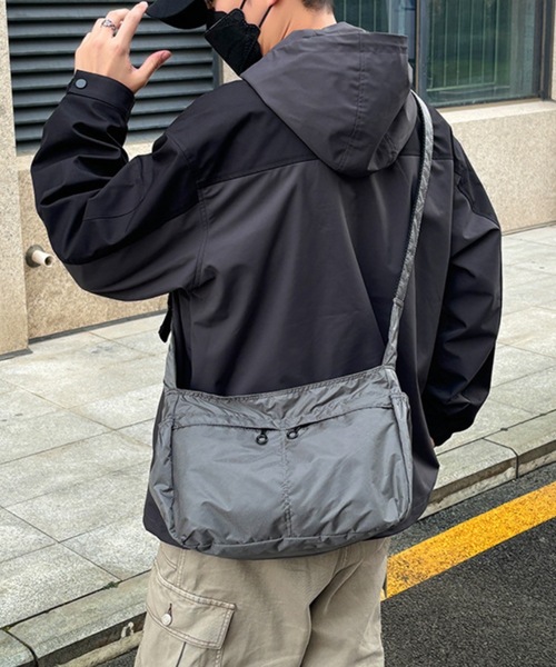 ampm(エーエムピーエム)の「ショルダーバッグ メッセンジャーバッグ ストリート 大容量(ショルダーバッグ・メンズ・ブラック/グリーン/グレー・FREE)」の12枚目の写真