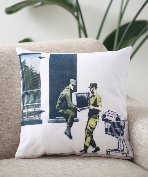 Jubilee（ジュビリー）の「バンクシーアート クッションカバー（クッション/クッションカバー・レディース・ホワイト/グレー/イエロー/グリーン/ホワイト系その他/ホワイト系その他2/ブラック/ベージュ/ホワイト系その他3/ホワイト系その他4/ホワイト系その他5/ライトブルー/ホワイト×レッド/ホワイト系その他7/ライトグレー/ブラック×グレー/ホワイト系その他6/イエロー系その他/ブラック系その他/グレー系その他3/オレンジ/アニマル/グレー系その他4/グレー系その他/グリーン系その他2/ベージュ系その他/ホワイト系/ブラック×ホワイト/ホワイト×ブラック/グレー系その他2/オフホワイト/グリーン系その他/ブラック系その他2/ネイビー・FREE）」の6枚目の写真