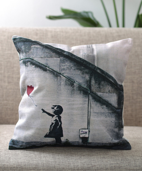 Jubilee（ジュビリー）の「バンクシーアート クッションカバー（クッション/クッションカバー・レディース・ホワイト/グレー/イエロー/グリーン/ホワイト系その他/ホワイト系その他2/ブラック/ベージュ/ホワイト系その他3/ホワイト系その他4/ホワイト系その他5/ライトブルー/ホワイト×レッド/ホワイト系その他7/ライトグレー/ブラック×グレー/ホワイト系その他6/イエロー系その他/ブラック系その他/グレー系その他3/オレンジ/アニマル/グレー系その他4/グレー系その他/グリーン系その他2/ベージュ系その他/ホワイト系/ブラック×ホワイト/ホワイト×ブラック/グレー系その他2/オフホワイト/グリーン系その他/ブラック系その他2/ネイビー・FREE）」の4枚目の写真