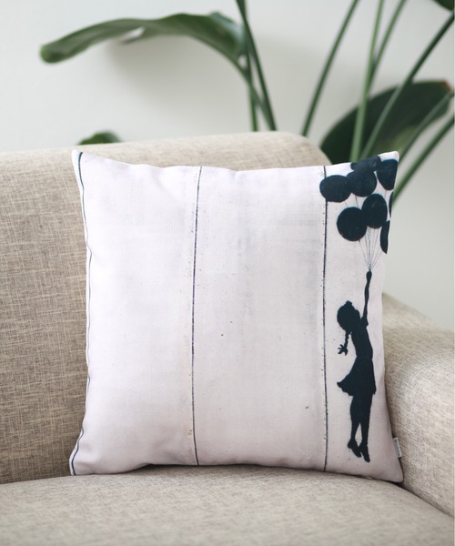 Jubilee（ジュビリー）の「バンクシーアート クッションカバー（クッション/クッションカバー・レディース・ホワイト/グレー/イエロー/グリーン/ホワイト系その他/ホワイト系その他2/ブラック/ベージュ/ホワイト系その他3/ホワイト系その他4/ホワイト系その他5/ライトブルー/ホワイト×レッド/ホワイト系その他7/ライトグレー/ブラック×グレー/ホワイト系その他6/イエロー系その他/ブラック系その他/グレー系その他3/オレンジ/アニマル/グレー系その他4/グレー系その他/グリーン系その他2/ベージュ系その他/ホワイト系/ブラック×ホワイト/ホワイト×ブラック/グレー系その他2/オフホワイト/グリーン系その他/ブラック系その他2/ネイビー・FREE）」の2枚目の写真