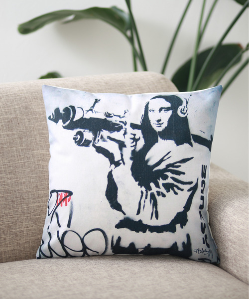 Jubilee（ジュビリー）の「バンクシーアート クッションカバー（クッション/クッションカバー・レディース・ホワイト/グレー/イエロー/グリーン/ホワイト系その他/ホワイト系その他2/ブラック/ベージュ/ホワイト系その他3/ホワイト系その他4/ホワイト系その他5/ライトブルー/ホワイト×レッド/ホワイト系その他7/ライトグレー/ブラック×グレー/ホワイト系その他6/イエロー系その他/ブラック系その他/グレー系その他3/オレンジ/アニマル/グレー系その他4/グレー系その他/グリーン系その他2/ベージュ系その他/ホワイト系/ブラック×ホワイト/ホワイト×ブラック/グレー系その他2/オフホワイト/グリーン系その他/ブラック系その他2/ネイビー・FREE）」の7枚目の写真