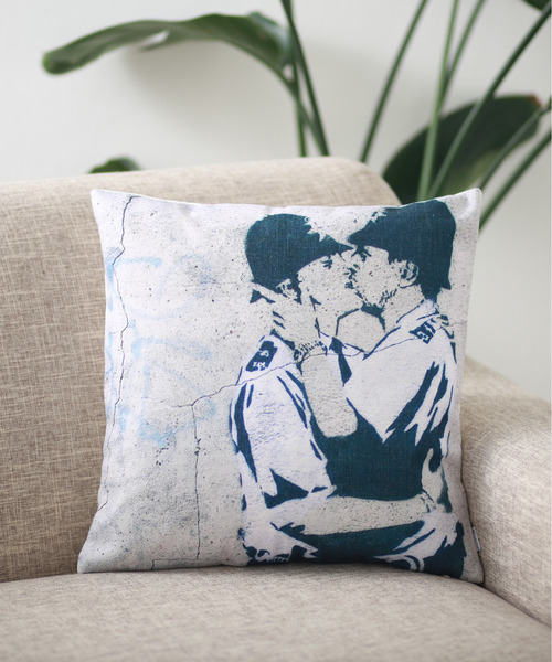 Jubilee（ジュビリー）の「バンクシーアート クッションカバー（クッション/クッションカバー・レディース・ホワイト/グレー/イエロー/グリーン/ホワイト系その他/ホワイト系その他2/ブラック/ベージュ/ホワイト系その他3/ホワイト系その他4/ホワイト系その他5/ライトブルー/ホワイト×レッド/ホワイト系その他7/ライトグレー/ブラック×グレー/ホワイト系その他6/イエロー系その他/ブラック系その他/グレー系その他3/オレンジ/アニマル/グレー系その他4/グレー系その他/グリーン系その他2/ベージュ系その他/ホワイト系/ブラック×ホワイト/ホワイト×ブラック/グレー系その他2/オフホワイト/グリーン系その他/ブラック系その他2/ネイビー・FREE）」の8枚目の写真