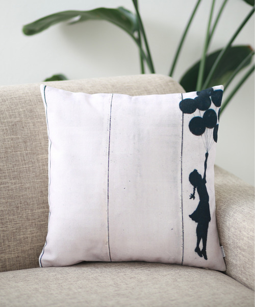 Jubilee（ジュビリー）の「バンクシーアート クッションカバー（クッション/クッションカバー・レディース・ホワイト/グレー/イエロー/グリーン/ホワイト系その他/ホワイト系その他2/ブラック/ベージュ/ホワイト系その他3/ホワイト系その他4/ホワイト系その他5/ライトブルー/ホワイト×レッド/ホワイト系その他7/ライトグレー/ブラック×グレー/ホワイト系その他6/イエロー系その他/ブラック系その他/グレー系その他3/オレンジ/アニマル/グレー系その他4/グレー系その他/グリーン系その他2/ベージュ系その他/ホワイト系/ブラック×ホワイト/ホワイト×ブラック/グレー系その他2/オフホワイト/グリーン系その他/ブラック系その他2/ネイビー・FREE）」の9枚目の写真