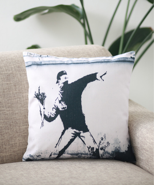 Jubilee（ジュビリー）の「バンクシーアート クッションカバー（クッション/クッションカバー・レディース・ホワイト/グレー/イエロー/グリーン/ホワイト系その他/ホワイト系その他2/ブラック/ベージュ/ホワイト系その他3/ホワイト系その他4/ホワイト系その他5/ライトブルー/ホワイト×レッド/ホワイト系その他7/ライトグレー/ブラック×グレー/ホワイト系その他6/イエロー系その他/ブラック系その他/グレー系その他3/オレンジ/アニマル/グレー系その他4/グレー系その他/グリーン系その他2/ベージュ系その他/ホワイト系/ブラック×ホワイト/ホワイト×ブラック/グレー系その他2/オフホワイト/グリーン系その他/ブラック系その他2/ネイビー・FREE）」の17枚目の写真