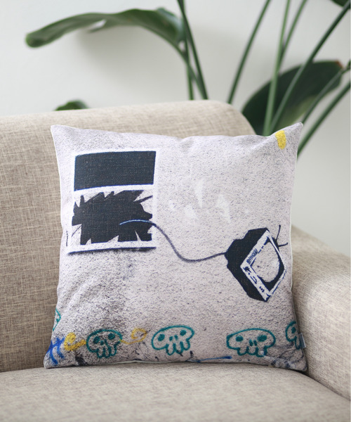 Jubilee（ジュビリー）の「バンクシーアート クッションカバー（クッション/クッションカバー・レディース・ホワイト/グレー/イエロー/グリーン/ホワイト系その他/ホワイト系その他2/ブラック/ベージュ/ホワイト系その他3/ホワイト系その他4/ホワイト系その他5/ライトブルー/ホワイト×レッド/ホワイト系その他7/ライトグレー/ブラック×グレー/ホワイト系その他6/イエロー系その他/ブラック系その他/グレー系その他3/オレンジ/アニマル/グレー系その他4/グレー系その他/グリーン系その他2/ベージュ系その他/ホワイト系/ブラック×ホワイト/ホワイト×ブラック/グレー系その他2/オフホワイト/グリーン系その他/ブラック系その他2/ネイビー・FREE）」の22枚目の写真