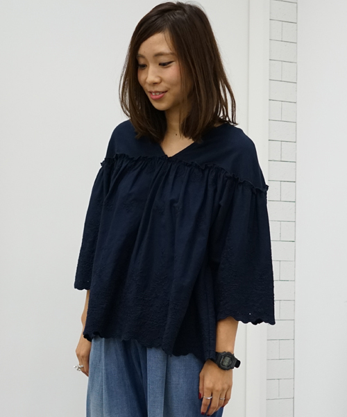 earth music&ecology（アースミュージックアンドエコロジー）の「スカラップ刺繍ボリュームブラウス（シャツ/ブラウス・レディース・アイボリー/ネイビー/ブラウン/グリーン・FREE）」の4枚目の写真