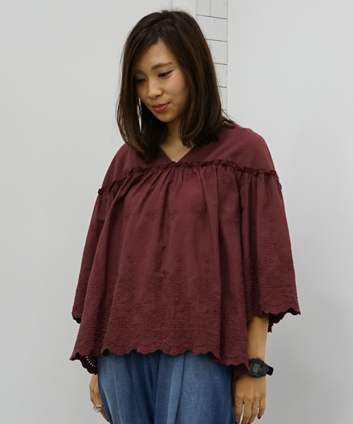 earth music&ecology（アースミュージックアンドエコロジー）の「スカラップ刺繍ボリュームブラウス（シャツ/ブラウス・レディース・アイボリー/ネイビー/ブラウン/グリーン・FREE）」の2枚目の写真