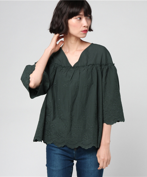 earth music&ecology（アースミュージックアンドエコロジー）の「スカラップ刺繍ボリュームブラウス（シャツ/ブラウス・レディース・アイボリー/ネイビー/ブラウン/グリーン・FREE）」の3枚目の写真