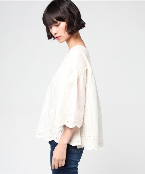earth music&ecology（アースミュージックアンドエコロジー）の「スカラップ刺繍ボリュームブラウス（シャツ/ブラウス・レディース・アイボリー/ネイビー/ブラウン/グリーン・FREE）」の7枚目の写真