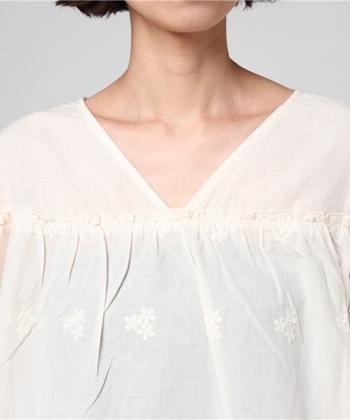 earth music&ecology（アースミュージックアンドエコロジー）の「スカラップ刺繍ボリュームブラウス（シャツ/ブラウス・レディース・アイボリー/ネイビー/ブラウン/グリーン・FREE）」の9枚目の写真