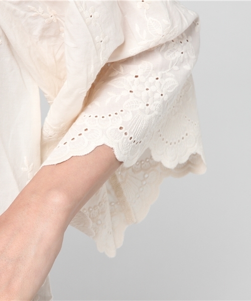 earth music&ecology（アースミュージックアンドエコロジー）の「スカラップ刺繍ボリュームブラウス（シャツ/ブラウス・レディース・アイボリー/ネイビー/ブラウン/グリーン・FREE）」の10枚目の写真