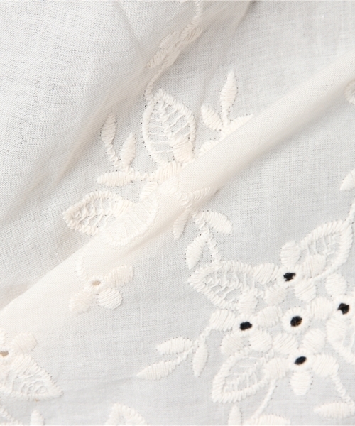 earth music&ecology（アースミュージックアンドエコロジー）の「スカラップ刺繍ボリュームブラウス（シャツ/ブラウス・レディース・アイボリー/ネイビー/ブラウン/グリーン・FREE）」の5枚目の写真