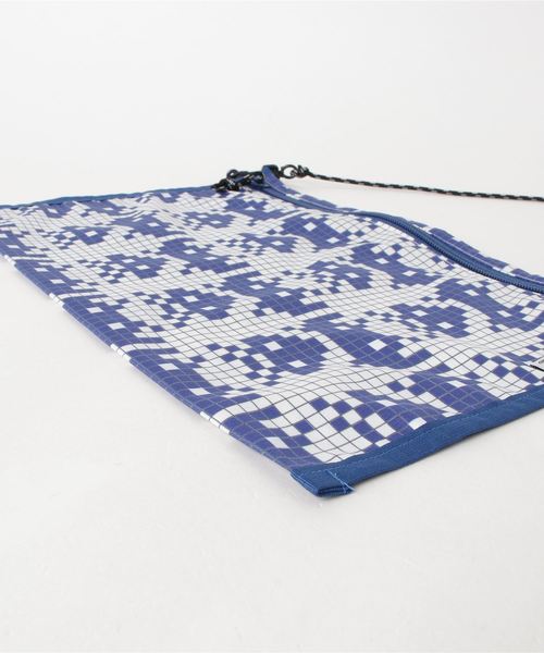 FABRICK（ファブリック）の「FABRICK【SPACE INVADERS】FLAT SHORDER CASE L（ショルダーバッグ・メンズ・マルチ・ONE SIZE）」の3枚目の写真