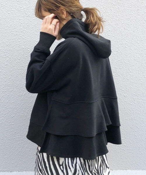 PICCIN（ピッチン）の「バックフリルフーディー（パーカー・レディース・ブラック/ベージュ/サックスブルー・M）」の2枚目の写真