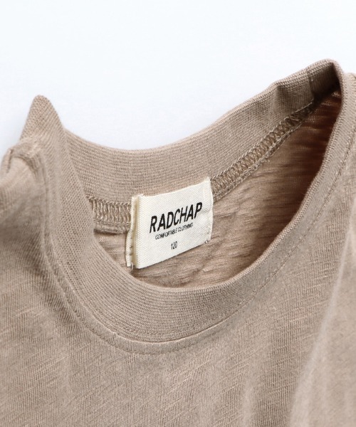 RADCHAP（ラッドチャップ）の「【プチプラ】肩あきビックTシャツ（Tシャツ/カットソー・キッズ・エンジ/ブラウン・100cm/110cm/140cm/150cm/90cm/130cm/120cm）」の3枚目の写真