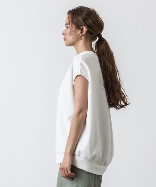 ALLUMER(アリュメール)の「ダンボールノースリーブトップス(Tシャツ/カットソー・レディース・ホワイト/ブラック/モカ・1)」の13枚目の写真