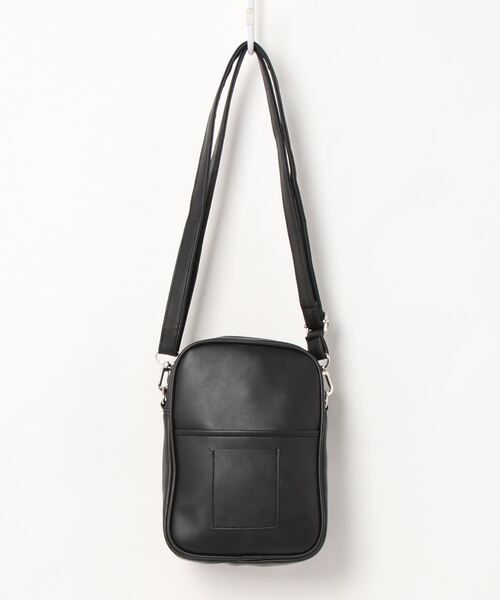 SPINNS（スピンズ）の「フェイクレザー2ポケットショルダーバッグ（ショルダーバッグ・メンズ・ブラック・ONESIZE）」の2枚目の写真