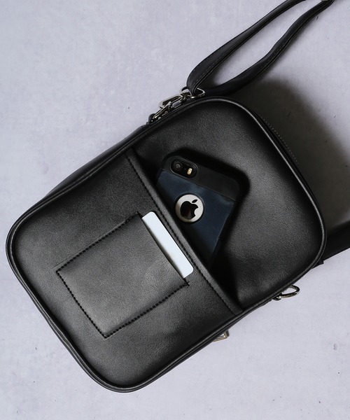 SPINNS（スピンズ）の「フェイクレザー2ポケットショルダーバッグ（ショルダーバッグ・メンズ・ブラック・ONESIZE）」の4枚目の写真
