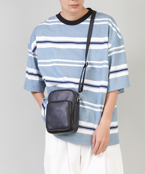 SPINNS（スピンズ）の「フェイクレザー2ポケットショルダーバッグ（ショルダーバッグ・メンズ・ブラック・ONESIZE）」の3枚目の写真