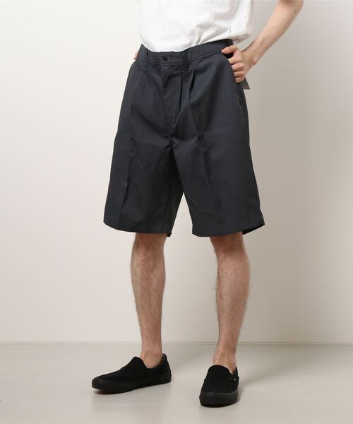 UNIVERSAL OVERALL(ユニバーサルオーバーオール)の「【UNIVERSAL OVERALL COMPANY】(UN)PLEATED FRONT SHORT(チノパンツ・メンズ・ブラック/チャコール/ネイビー・32/34/36/30)」の2枚目の写真