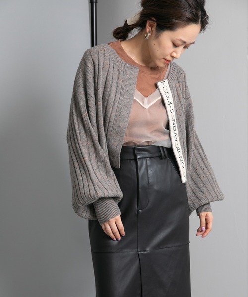 Eimee Law（エイミーロウ）の「ロゴテープリブニットショートカーデ（カーディガン/ボレロ・レディース・ブラック/ピンク/グリーン/グレー系/オフホワイト・38）」の3枚目の写真