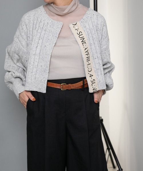 Eimee Law（エイミーロウ）の「ロゴテープリブニットショートカーデ（カーディガン/ボレロ・レディース・ブラック/ピンク/グリーン/グレー系/オフホワイト・38）」の2枚目の写真