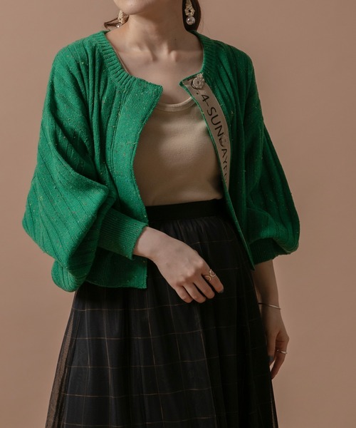 Eimee Law（エイミーロウ）の「ロゴテープリブニットショートカーデ（カーディガン/ボレロ・レディース・ブラック/ピンク/グリーン/グレー系/オフホワイト・38）」の4枚目の写真