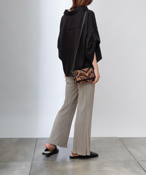 COLONY 2139（コロニートゥーワンスリーナイン）の「サテンミニプリーツロングパンツ（その他パンツ・レディース・モカ/ブラック/グレイッシュベージュ・SMALL/LARGE/MEDIUM）」の17枚目の写真