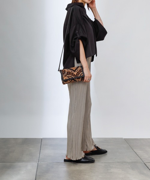 COLONY 2139（コロニートゥーワンスリーナイン）の「サテンミニプリーツロングパンツ（その他パンツ・レディース・モカ/ブラック/グレイッシュベージュ・SMALL/LARGE/MEDIUM）」の15枚目の写真