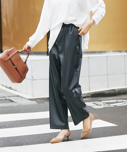 RIVE DROITE（リヴドロワ）の「スタイリングにモード感をプラス　フェイクレザーイージーパンツ（その他パンツ・レディース・ブラック/ベージュ・38/36）」の17枚目の写真