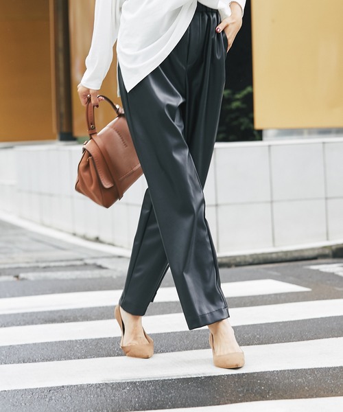 RIVE DROITE（リヴドロワ）の「スタイリングにモード感をプラス　フェイクレザーイージーパンツ（その他パンツ・レディース・ブラック/ベージュ・38/36）」の6枚目の写真