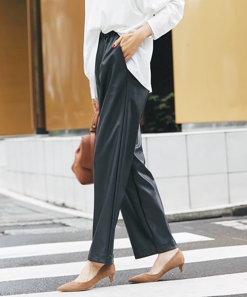 RIVE DROITE（リヴドロワ）の「スタイリングにモード感をプラス　フェイクレザーイージーパンツ（その他パンツ・レディース・ブラック/ベージュ・38/36）」の13枚目の写真