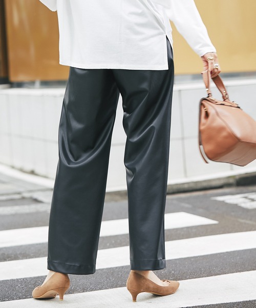RIVE DROITE（リヴドロワ）の「スタイリングにモード感をプラス　フェイクレザーイージーパンツ（その他パンツ・レディース・ブラック/ベージュ・38/36）」の10枚目の写真