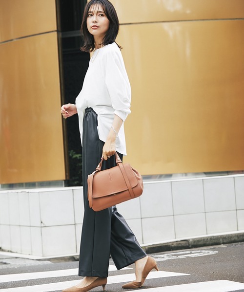 RIVE DROITE（リヴドロワ）の「スタイリングにモード感をプラス　フェイクレザーイージーパンツ（その他パンツ・レディース・ブラック/ベージュ・38/36）」の3枚目の写真