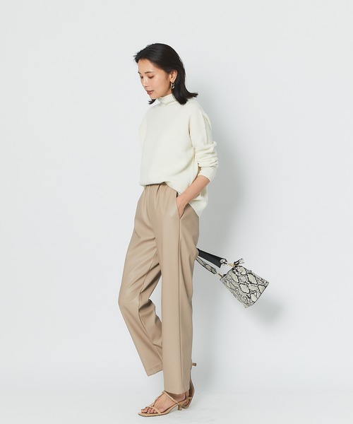 RIVE DROITE（リヴドロワ）の「スタイリングにモード感をプラス　フェイクレザーイージーパンツ（その他パンツ・レディース・ブラック/ベージュ・38/36）」の8枚目の写真