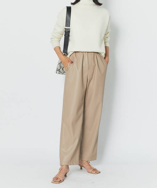 RIVE DROITE（リヴドロワ）の「スタイリングにモード感をプラス　フェイクレザーイージーパンツ（その他パンツ・レディース・ブラック/ベージュ・38/36）」の4枚目の写真