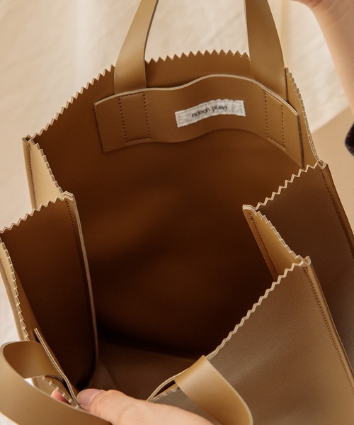 Adoon plain（アドーンプレーン）の「【Adoon plain】フェイクレザーショッパー（トートバッグ・メンズ・ブラック/ブラウン・FREE）」の5枚目の写真