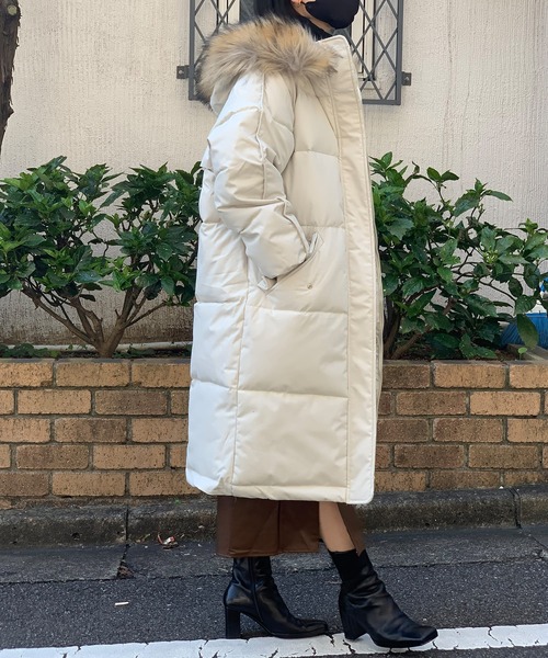 Jewelobe（ジュエローブ）の「フェイクファーフーディロングダウンコート（ダウンジャケット/コート・レディース・ブラック/カーキ/アイボリー/スモークピンク・FREE）」の10枚目の写真