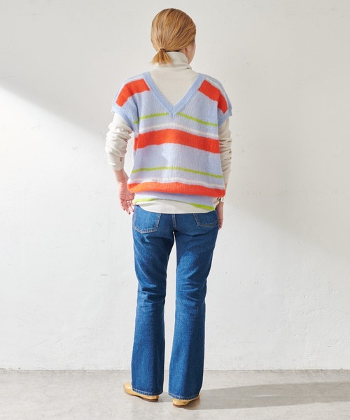 SHENERY(シーナリー)の「マルチボーダーニットベスト(ニット/セーター・レディース・オフホワイト/ブルー・FREE)」の11枚目の写真