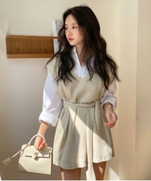 chuu（チュー）の「CHUU ニットVネックdress（ワンピース・レディース・ベージュ/ブラック・FREE）」の4枚目の写真