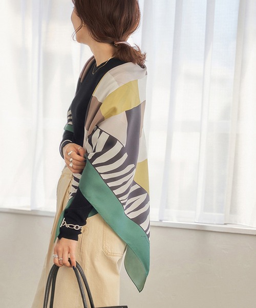 JOURNAL STANDARD（ジャーナルスタンダード）の「大判シルクスカーフ◆（ストール/ショール・レディース・グリーン系その他/ブルー/ブラック系その他・ﾌﾘ-）」の9枚目の写真