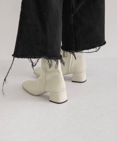 MAISON EUREKA（メゾンエウレカ）の「MAISON EUREKA　SQUARE TOE SHORT BOOTS（ブーツ・レディース・ホワイト系その他・38/36/37）」の2枚目の写真