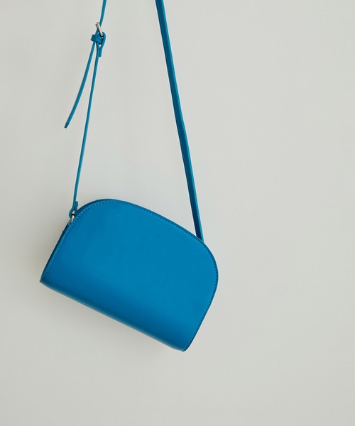 SALON adam et rope'（サロン アダム エ ロペ）の「[追加生産＆新色追加！]【WEB限定】ハーフムーンショルダーバッグ3（ショルダーバッグ・レディース・ブラック/ダークブラウン/ブルー/ホワイト/イエロー/ブルー系その他・FREE）」の4枚目の写真