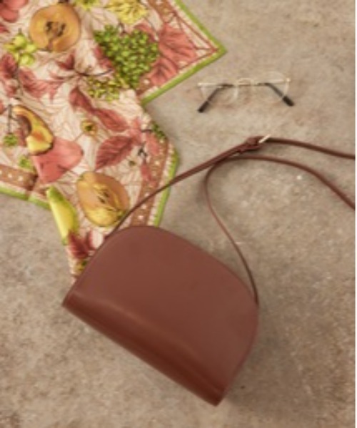 SALON adam et rope'（サロン アダム エ ロペ）の「[追加生産＆新色追加！]【WEB限定】ハーフムーンショルダーバッグ3（ショルダーバッグ・レディース・ブラック/ダークブラウン/ブルー/ホワイト/イエロー/ブルー系その他・FREE）」の3枚目の写真